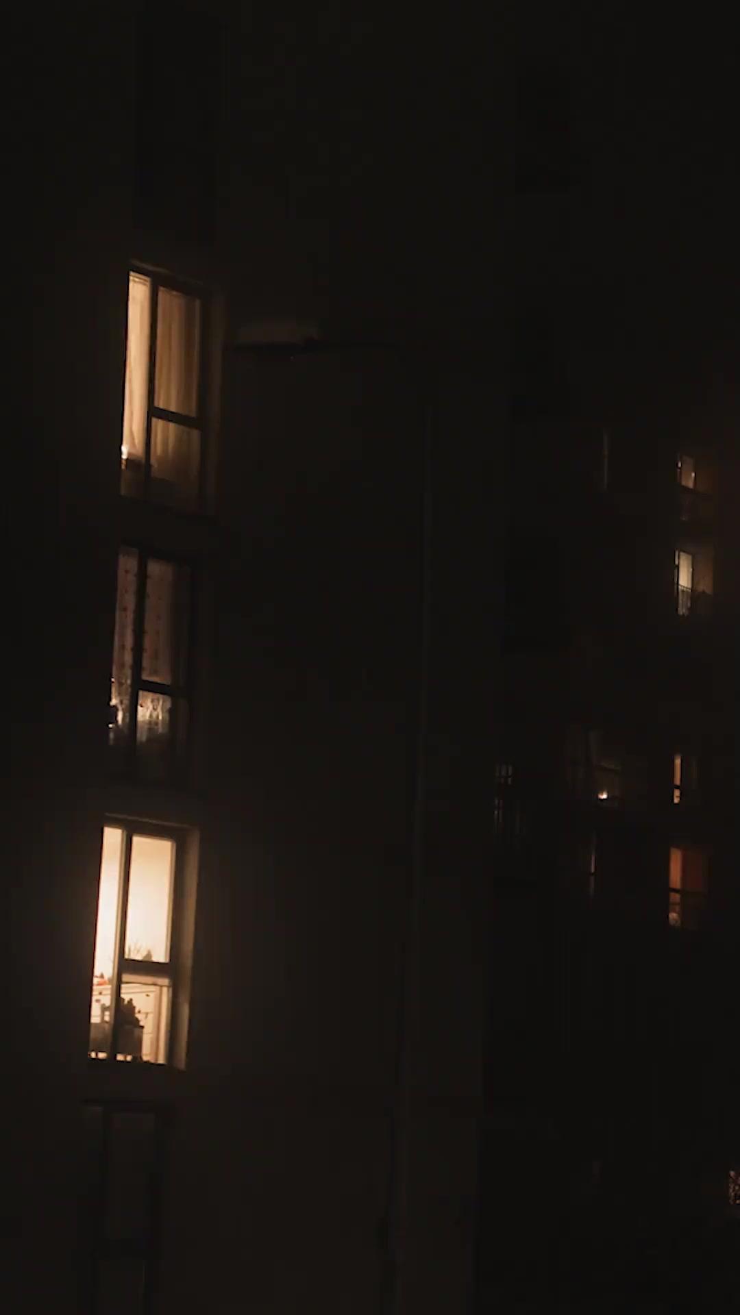 SERRE-MOI DANS LE NOIR