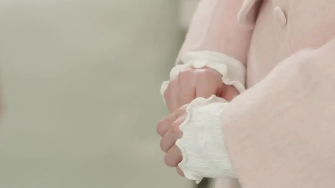 Six Years Later Twins Find Their Mother: A Silent Breakdown in a Glass Room
