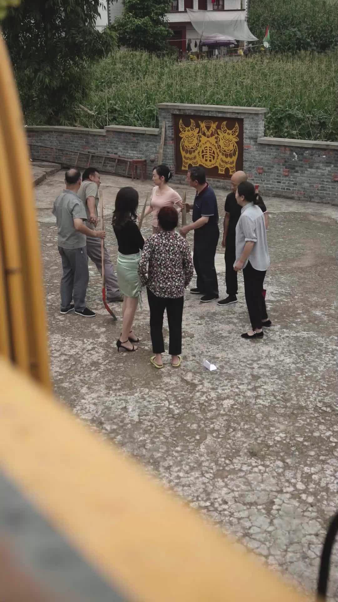 Nona Direktur yang Asli dan Palsu