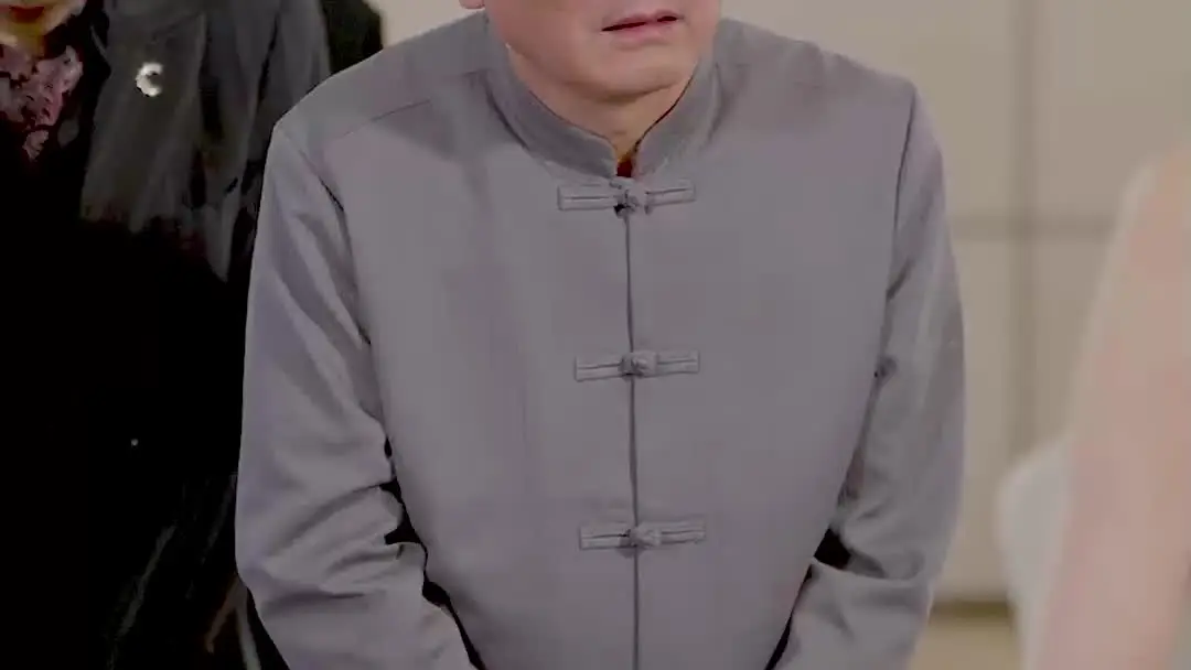 회색 정장과 붉은 드레스의 충돌