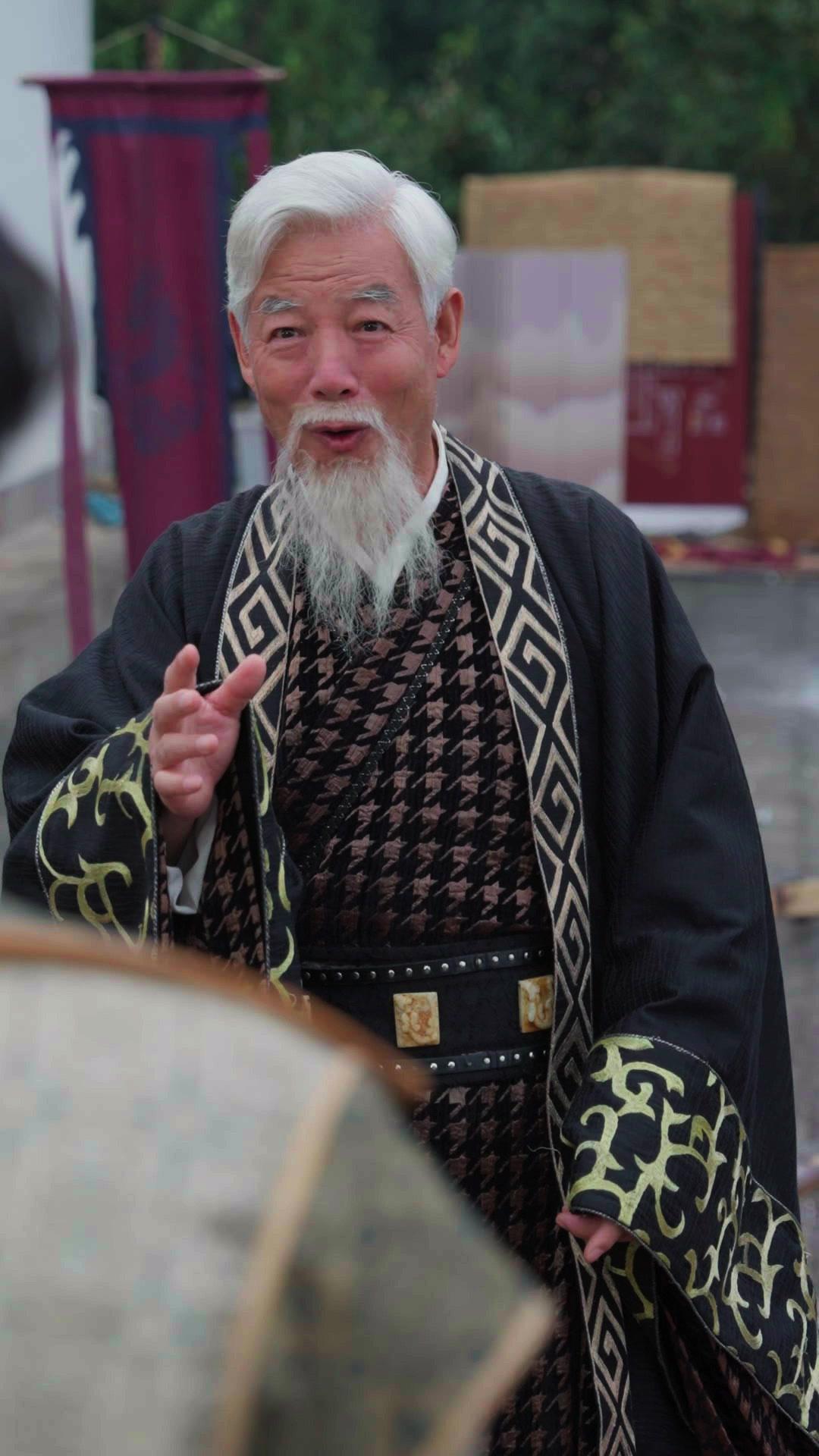 以父之名，言鎮天下