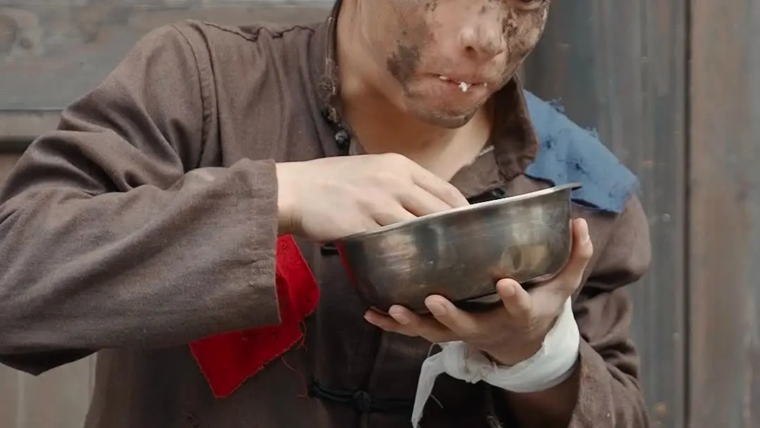 잉여의 반격: 흙으로 덮인 얼굴 뒤에 숨은 진실