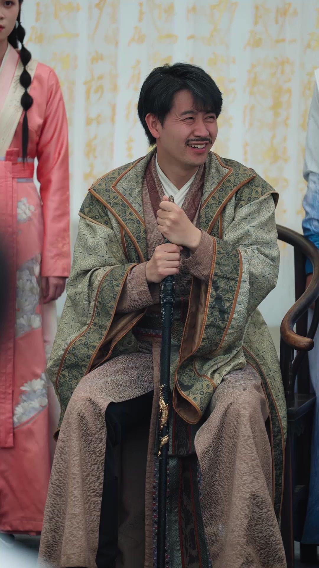 以父之名，言鎮天下