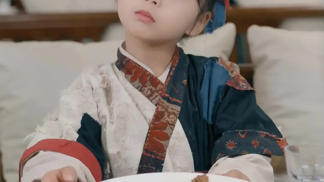 Little Troublemaker Turns Everything to Gold! The Sudden Arrival That Rewrote the Dinner Script