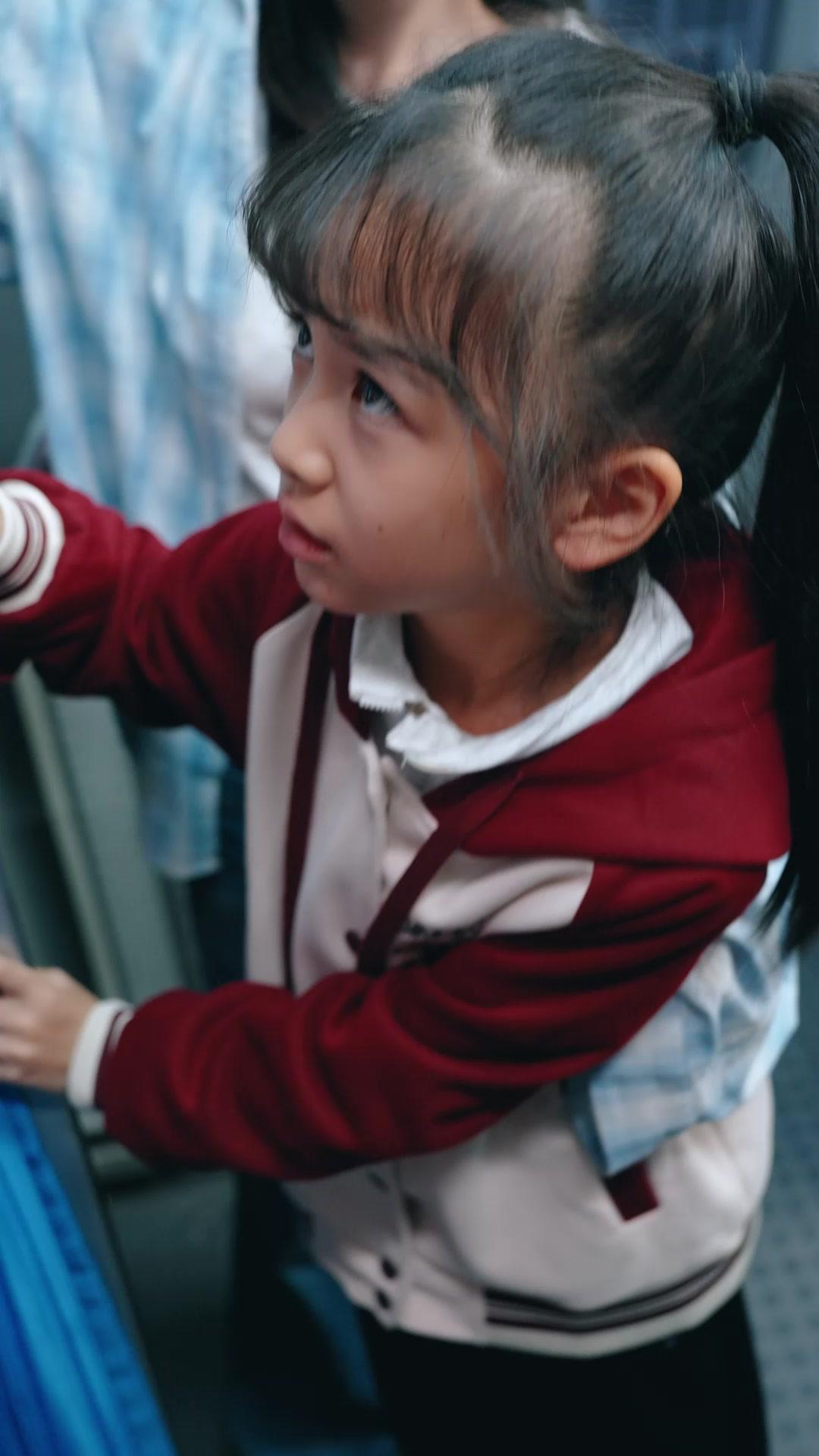 Menina de 9 Anos no Comando