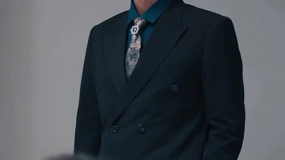 편지 봉투 속 미소, 무덤 앞의 흰 국화
