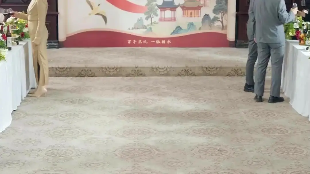 산속 명의의 귀환: 백년庆典에 나타난 검은 관