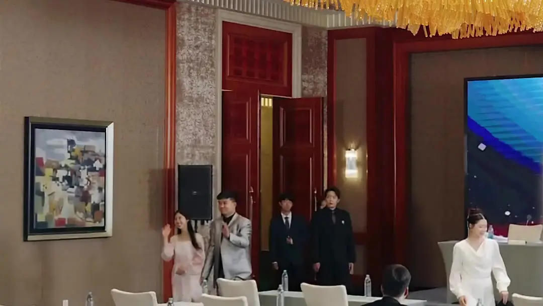 EXM? My Sugar Baby Is The Real Heir! The Moment the Room Froze