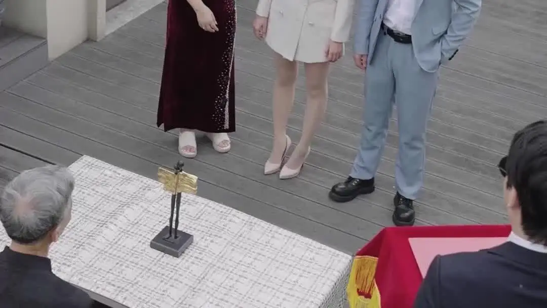 離婚後，冷傲前妻悔不當初：露台上的三重鏡像心理戰