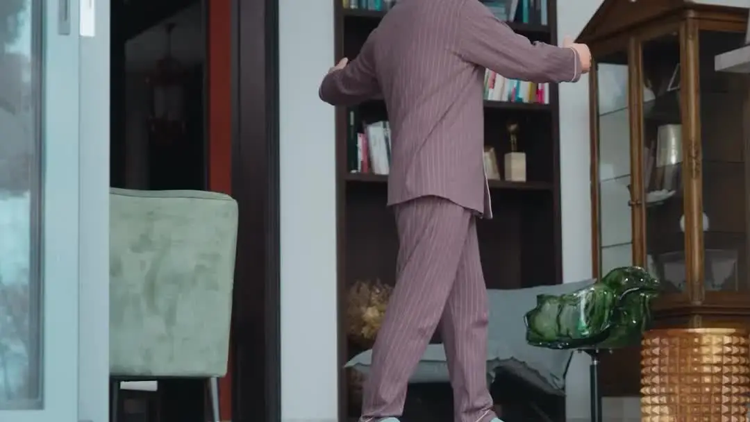 憨廚歷險記：紅紙條背後的權力暗流