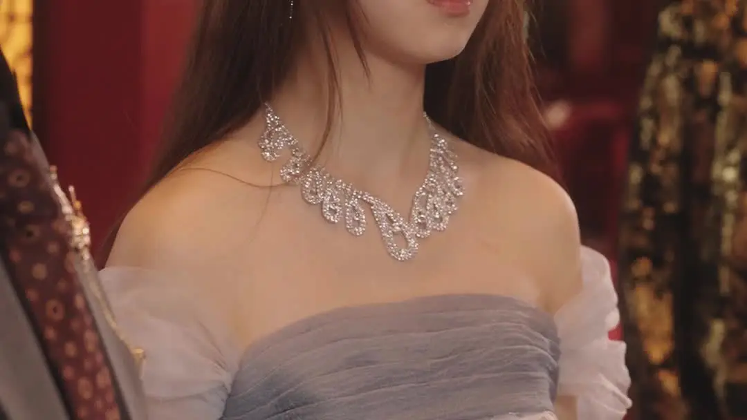 용 문양 칼라, 그 안에 숨은 경고