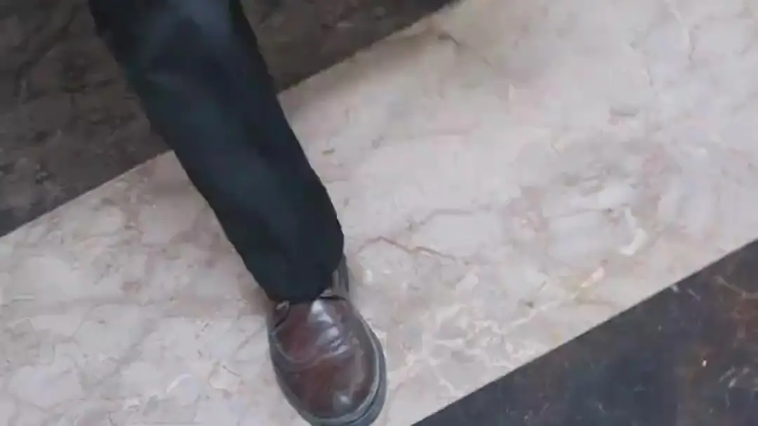 불꽃 속의 귀환: 금실이 흐르는 검은 재킷과 파란 커튼 사이의 침묵