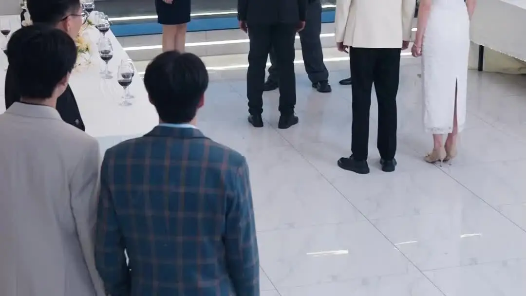 버릴 수 없는 이름: 흰 드레스와 금목걸이 사이의 폭발