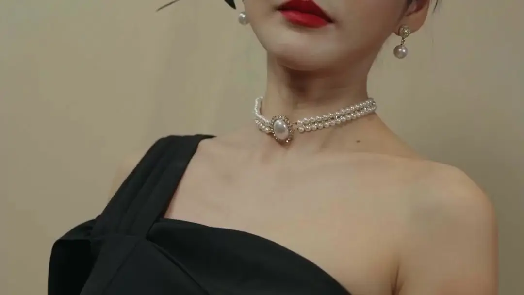 A restaurant owner? The queen! Masked Elegance and the Auction of Secrets