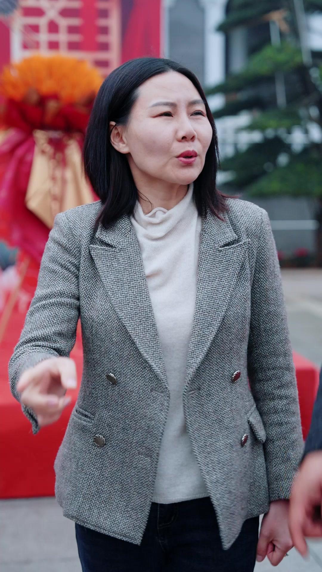 Beggar? She's a Billionaire!