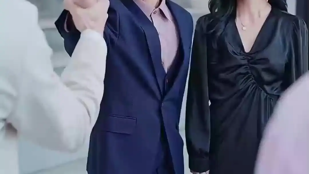 The Heiress He Threw Away: A Tense Reunion at the Contract Signing