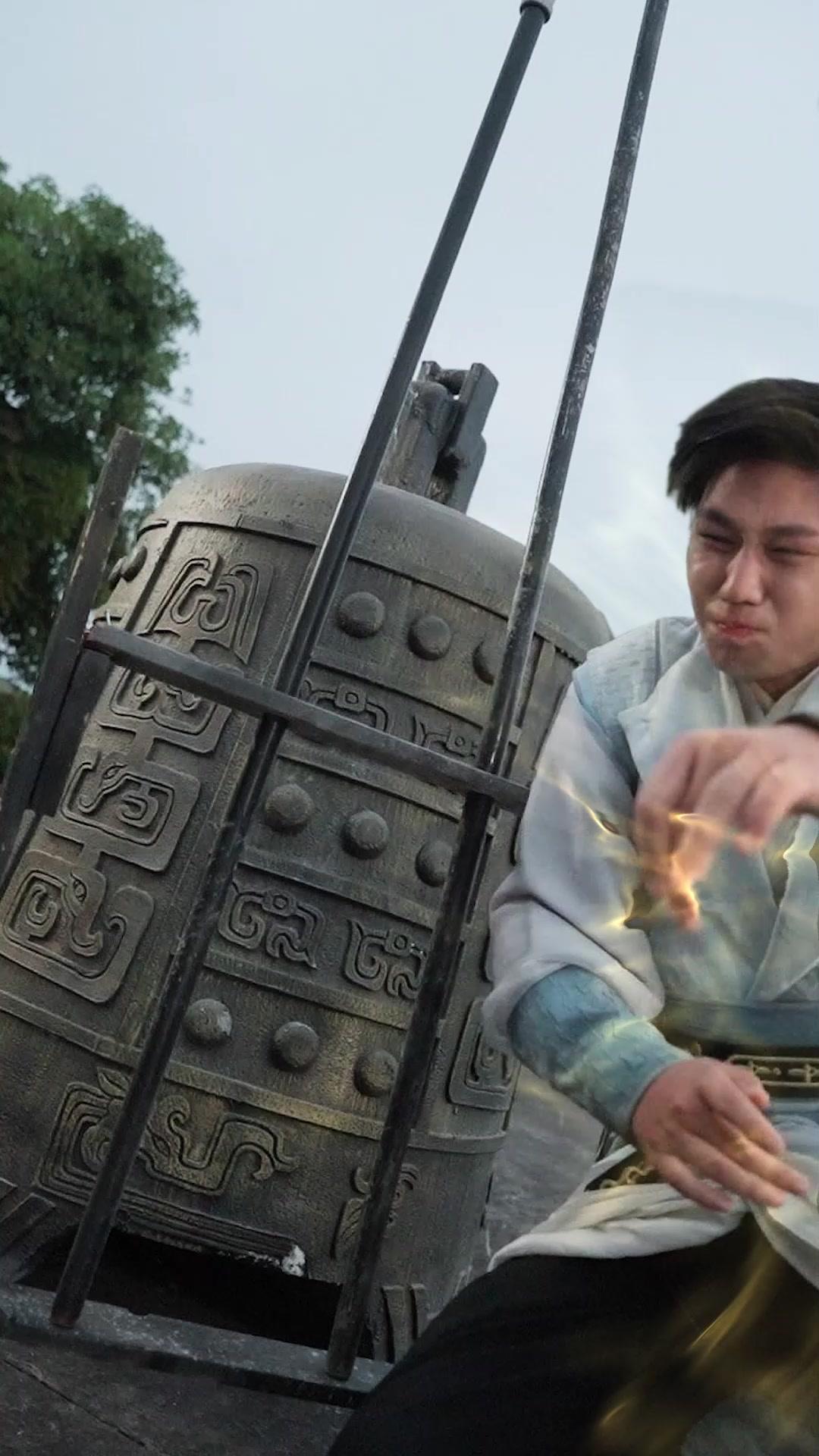 以父之名，言鎮天下