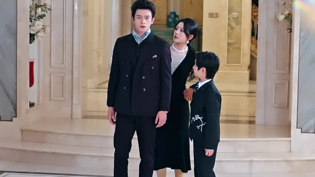 Hey! I Was Their Savior, Not Their Maid! The Photo That Shattered the Perfect Family Facade
