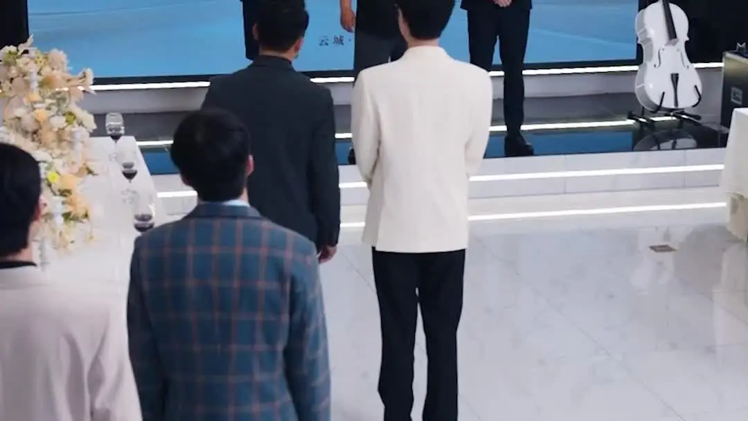 버릴 수 없는 이름: 흰 드레스가 열린 순간, 모든 시선이 멈췄다