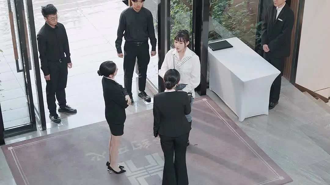 闪婚甜妻是大佬：李薇的丝巾结松了，张亚楠的电话打给了谁？