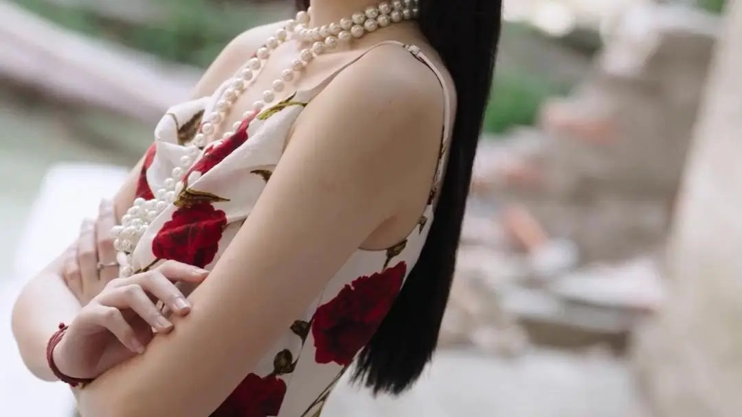 รุ่นพี่ที่รักเธอ ดอกกุหลาบบนพื้นและเสียงมอเตอร์ไซค์ในความมืด