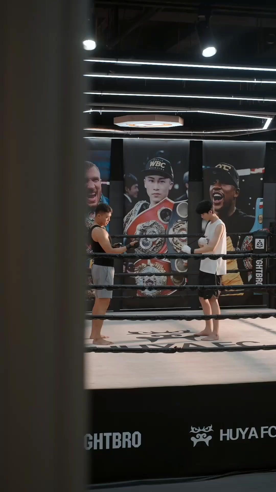 QUI EST DANS LA CAGE ?