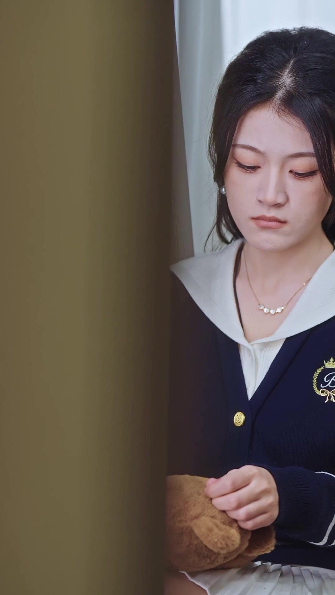 Campus Queen Falls for Me After My First Love Betrayed Me