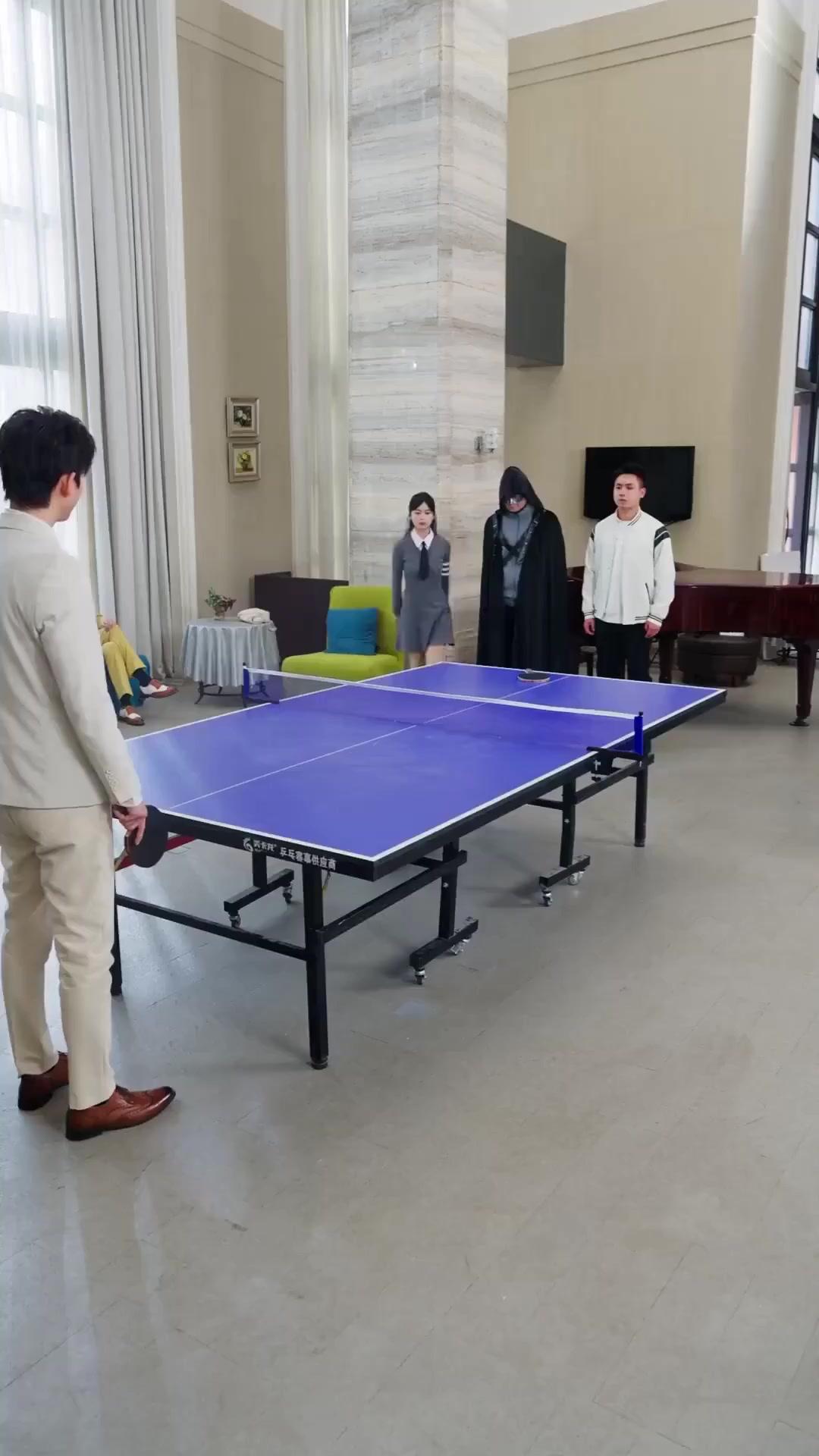 (Doblado) Reina chiquita del tenis de mesa