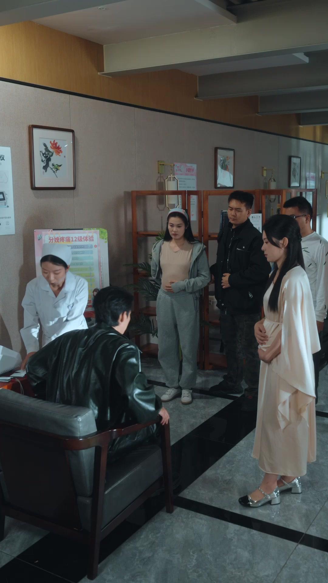 Satu Atap, Dua Kisah Cinta
