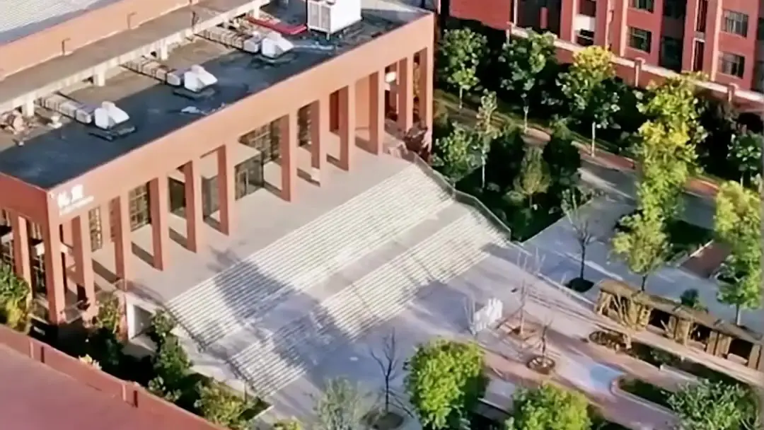 Si dice che l'amore sia passato: il corridoio, il banco e quel sospiro