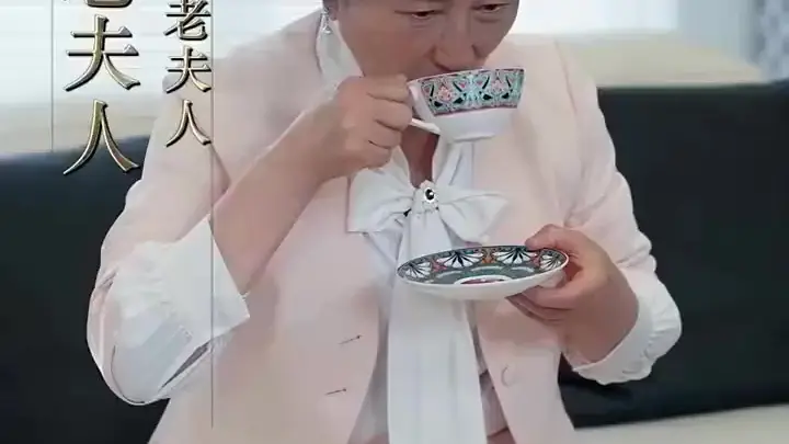 今天開始當妳小姨媽：茶杯裡的權力暗流與沙發上的戰場