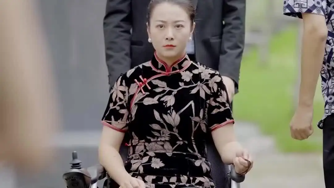 輪椅上的女王，紫裙下的悲鳴