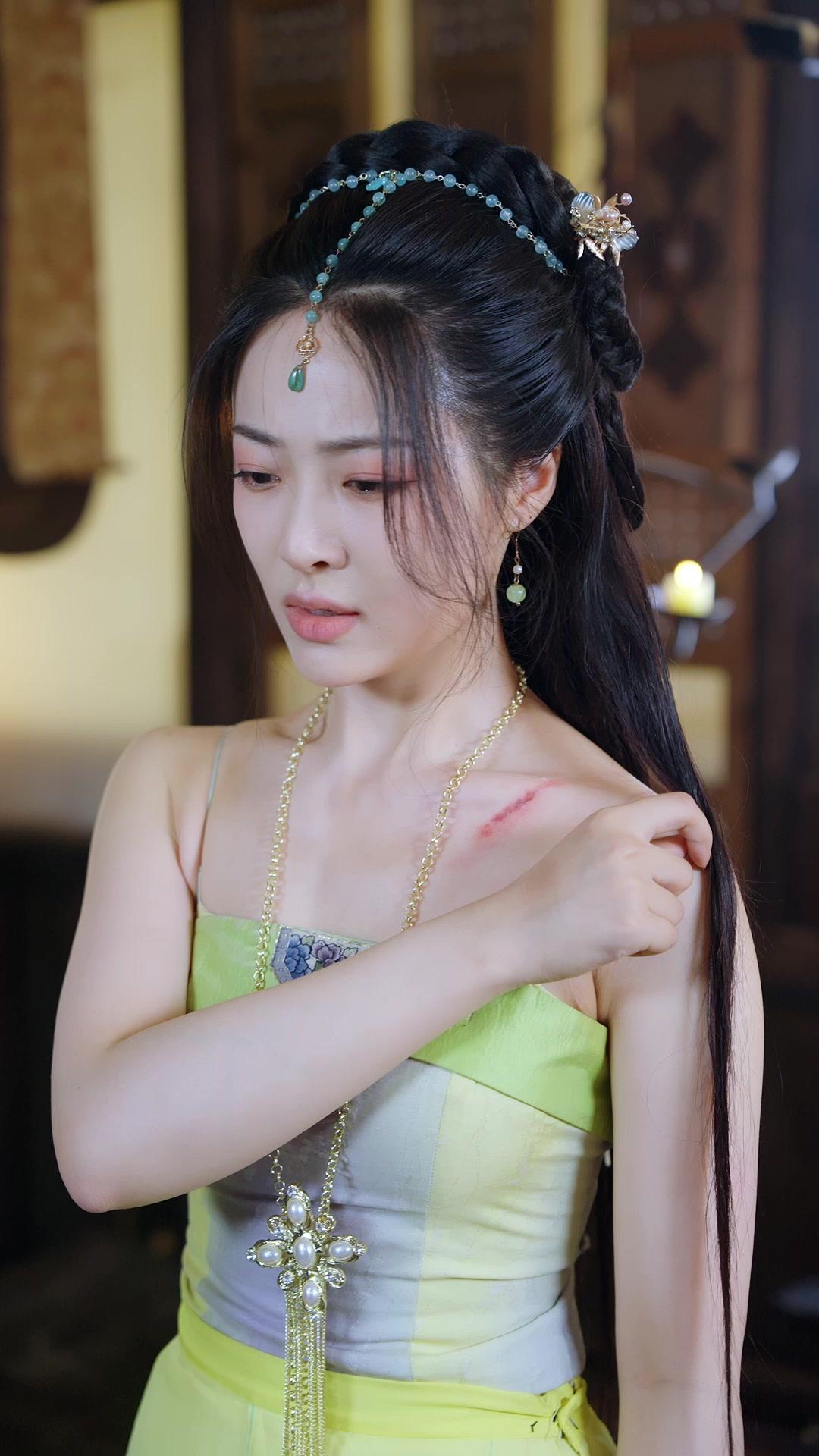 Hostage Dancer? True Scheme Queen!