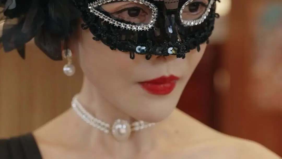 A restaurant owner? The queen! The Masked Gala’s Silent Power Play