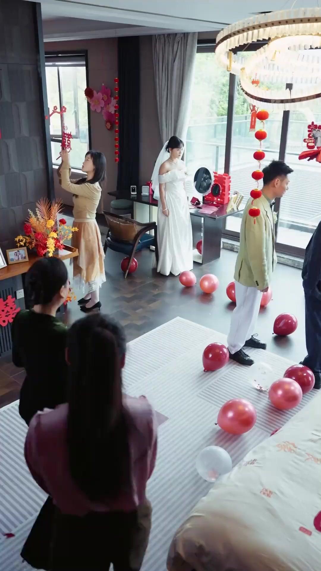 DÉCHIRANT SA ROBE DE MARIÉE