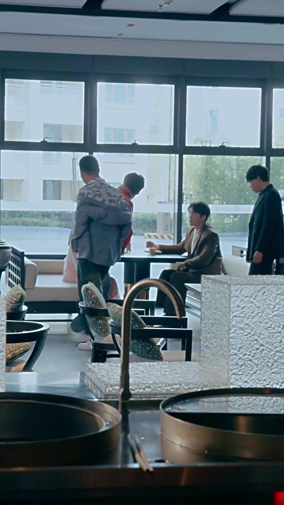 踏浪而行，父愛相伴