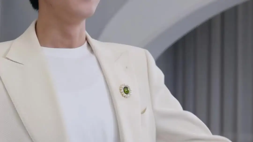 버릴 수 없는 이름: 흰 재킷의 침묵이 말하는 진실