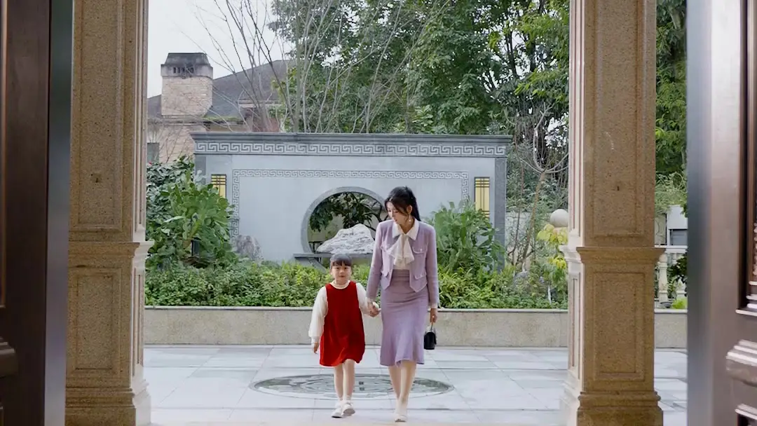 Little Troublemaker Turns Everything to Gold! The Girl Who Rewrites Reality with a Touch