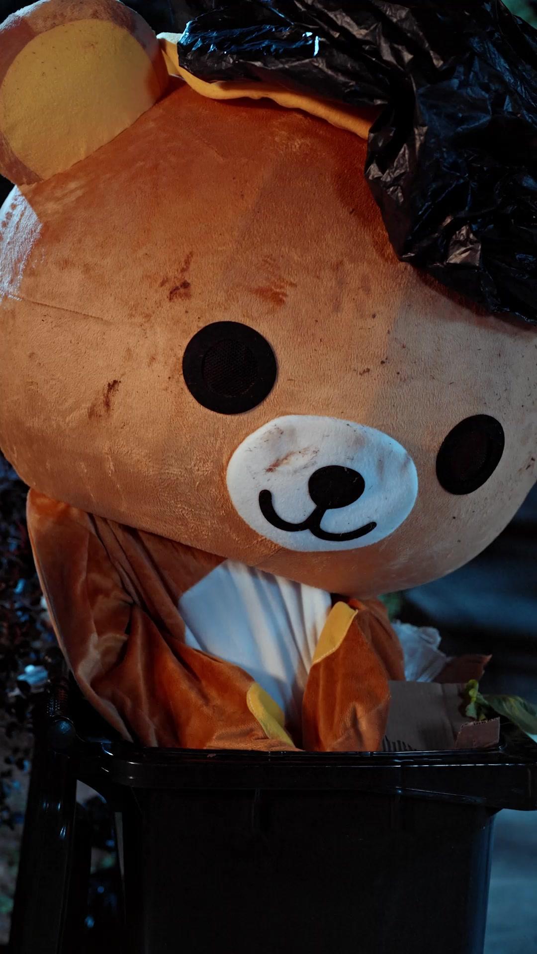 Die Geliebte im Teddybär-Kostüm