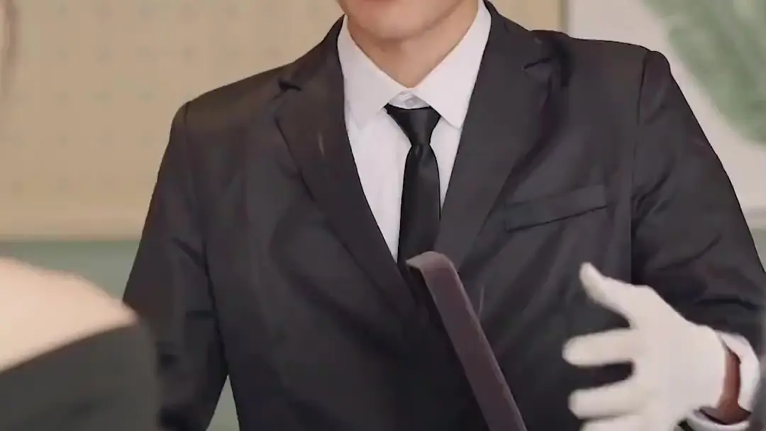 설레는 여름밤: 보석 상자 속 숨겨진 진실과 호텔 입구의 마주침