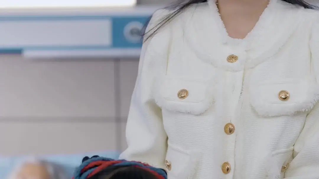 Little Troublemaker Turns Everything to Gold! The Girl in Patchwork Robe Who Healed a Dying Heart