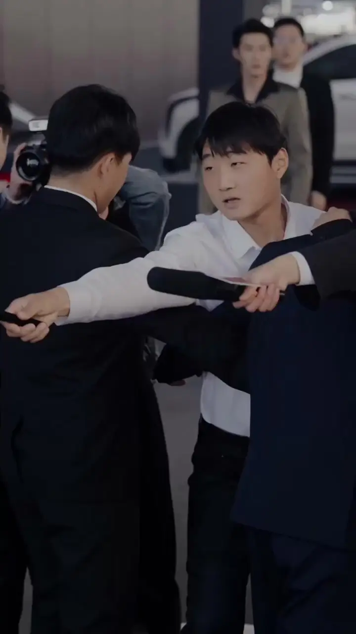 In Love with the Helplessly Romantic CEO Episode 49