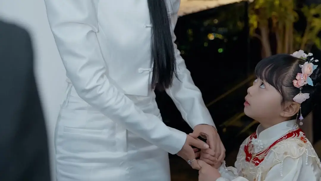 Little Troublemaker Turns Everything to Gold! The Girl Who Broke the Heir’s Composure