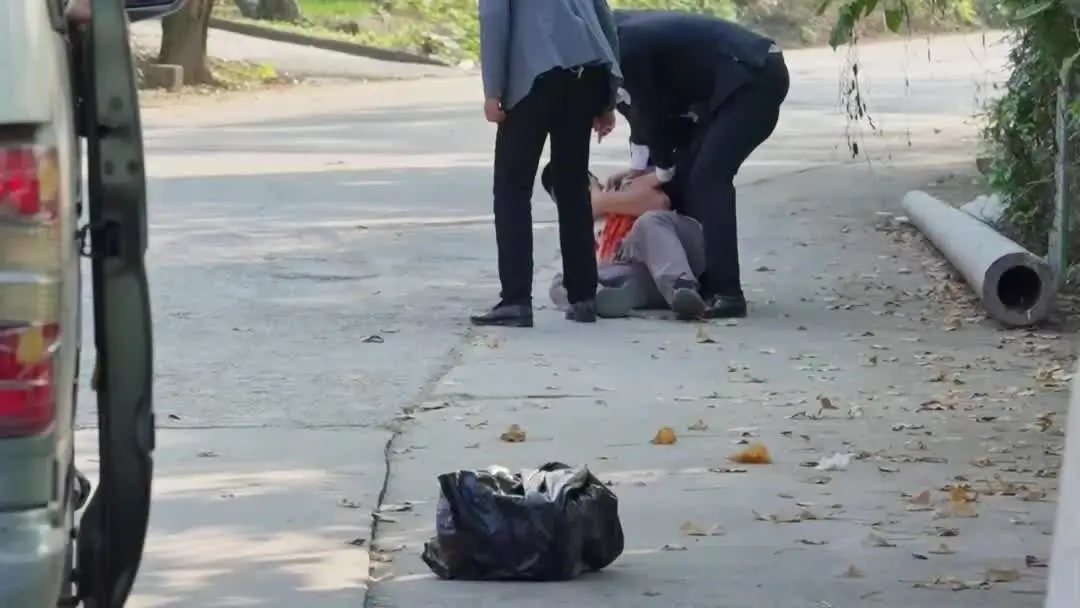 집으로 돌아가는 길: 노란 헤어밴드와 붉은 스카프의 암묵적 연대