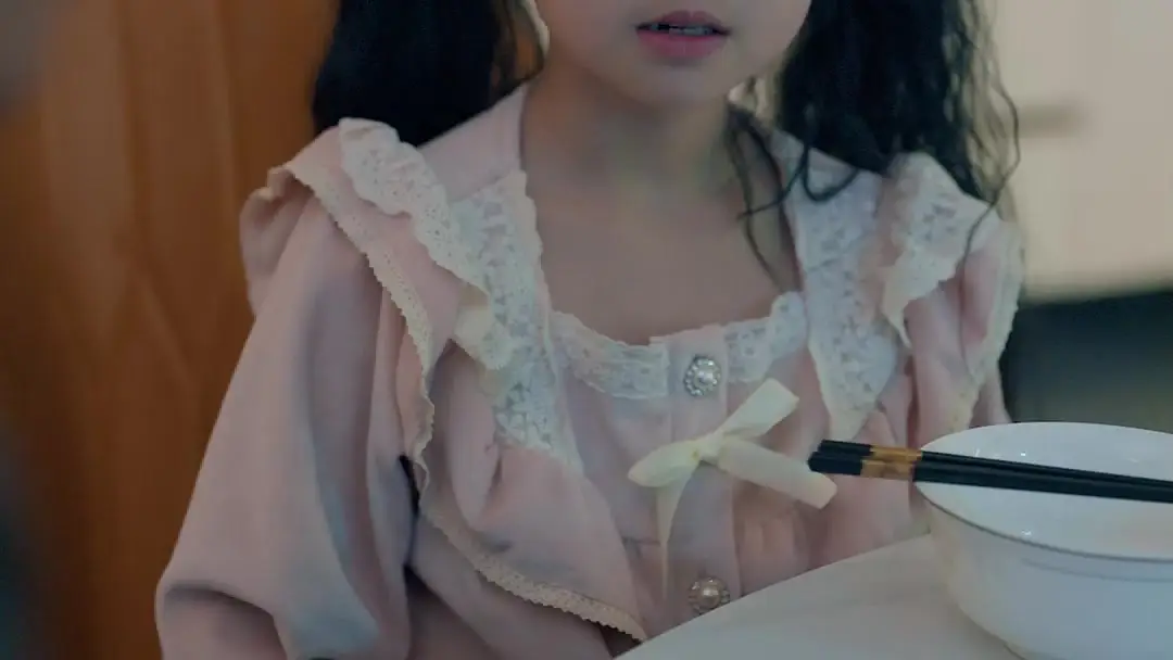 Little Troublemaker Turns Everything to Gold! The Silent Rebellion of a Pink-Pajamaed Girl