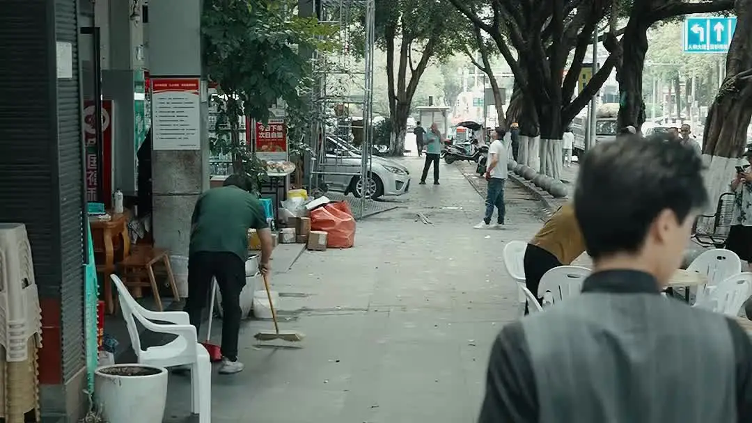 De la pobreza a la riqueza: Cuando la escoba habla más que las palabras