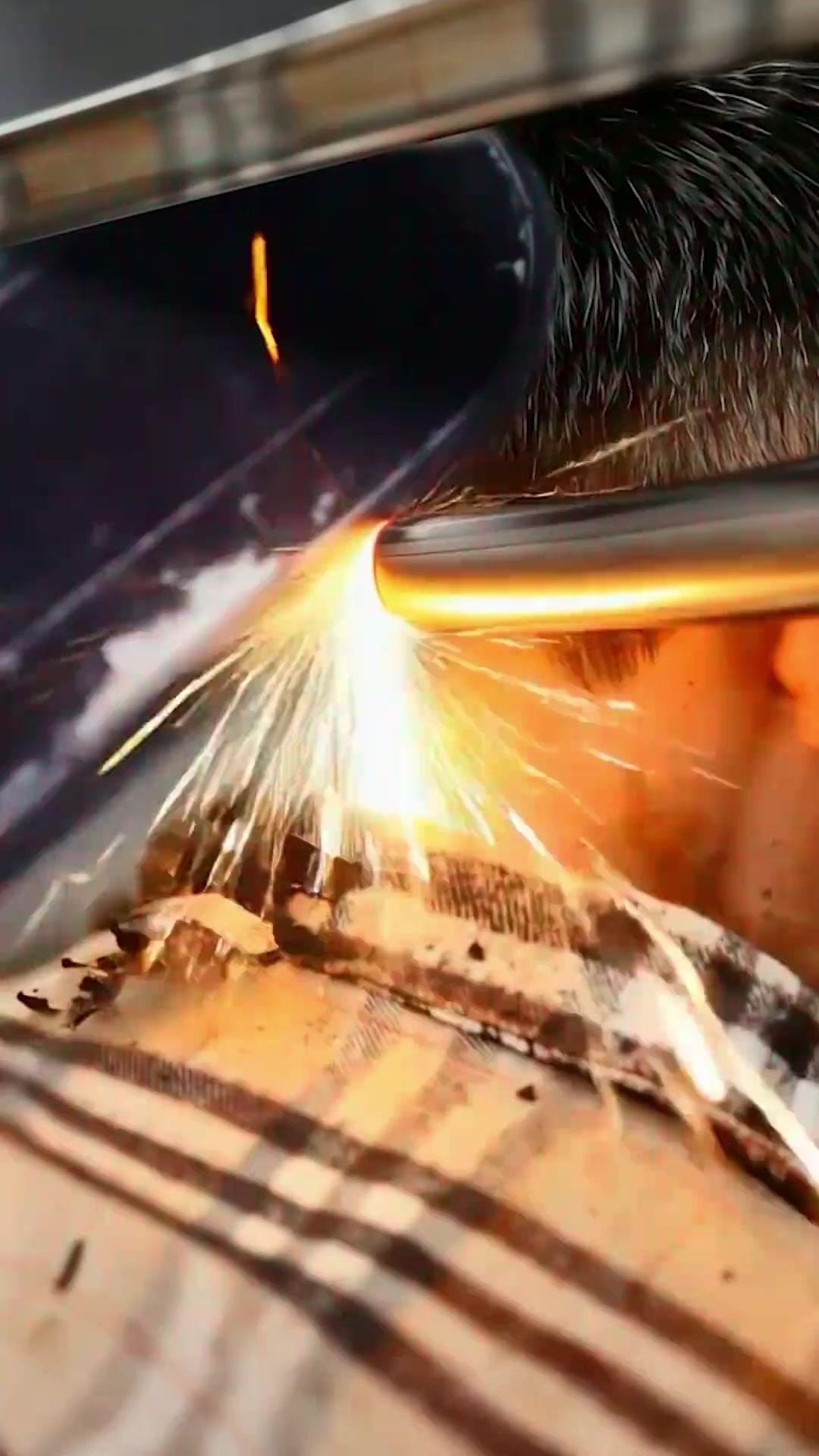 LE SCALPEL ET LA BONTÉ