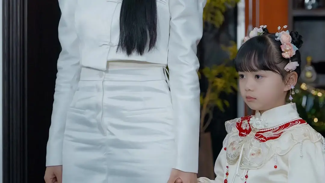 Little Troublemaker Turns Everything to Gold! The Dragon Skirt That Silenced the Room