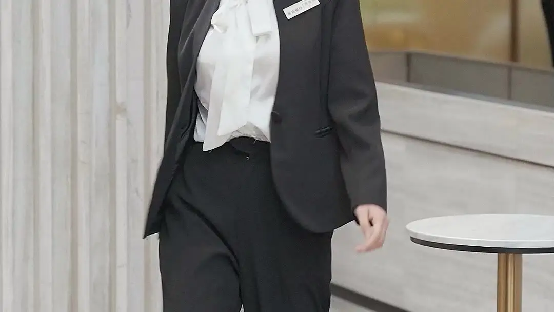 Die Bank als Bühne für eine Blitzhochzeit mit der süßen Bossin