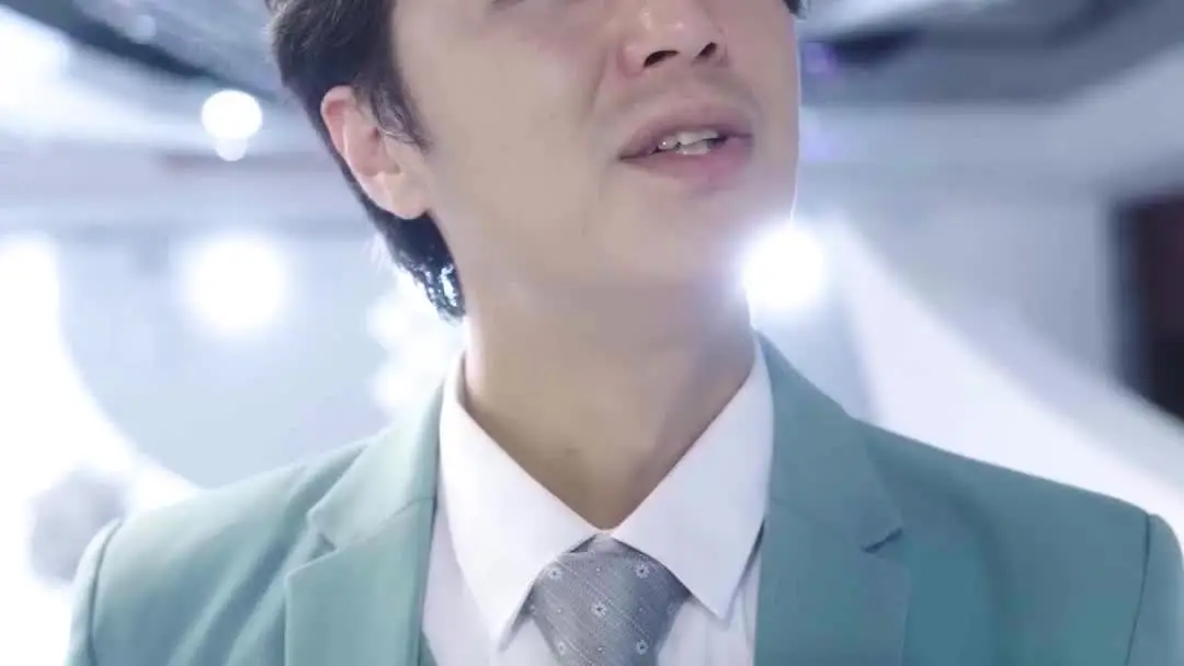 離婚後，高冷前妻夜夜數淚：林薇跪地亮戒那一刻，全場靜默三秒
